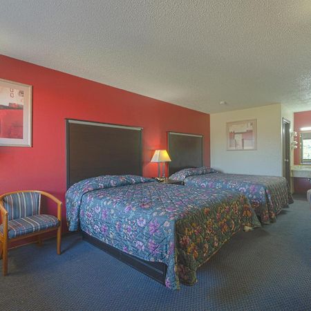 Regency Inn&Suites Bay City Exterior foto