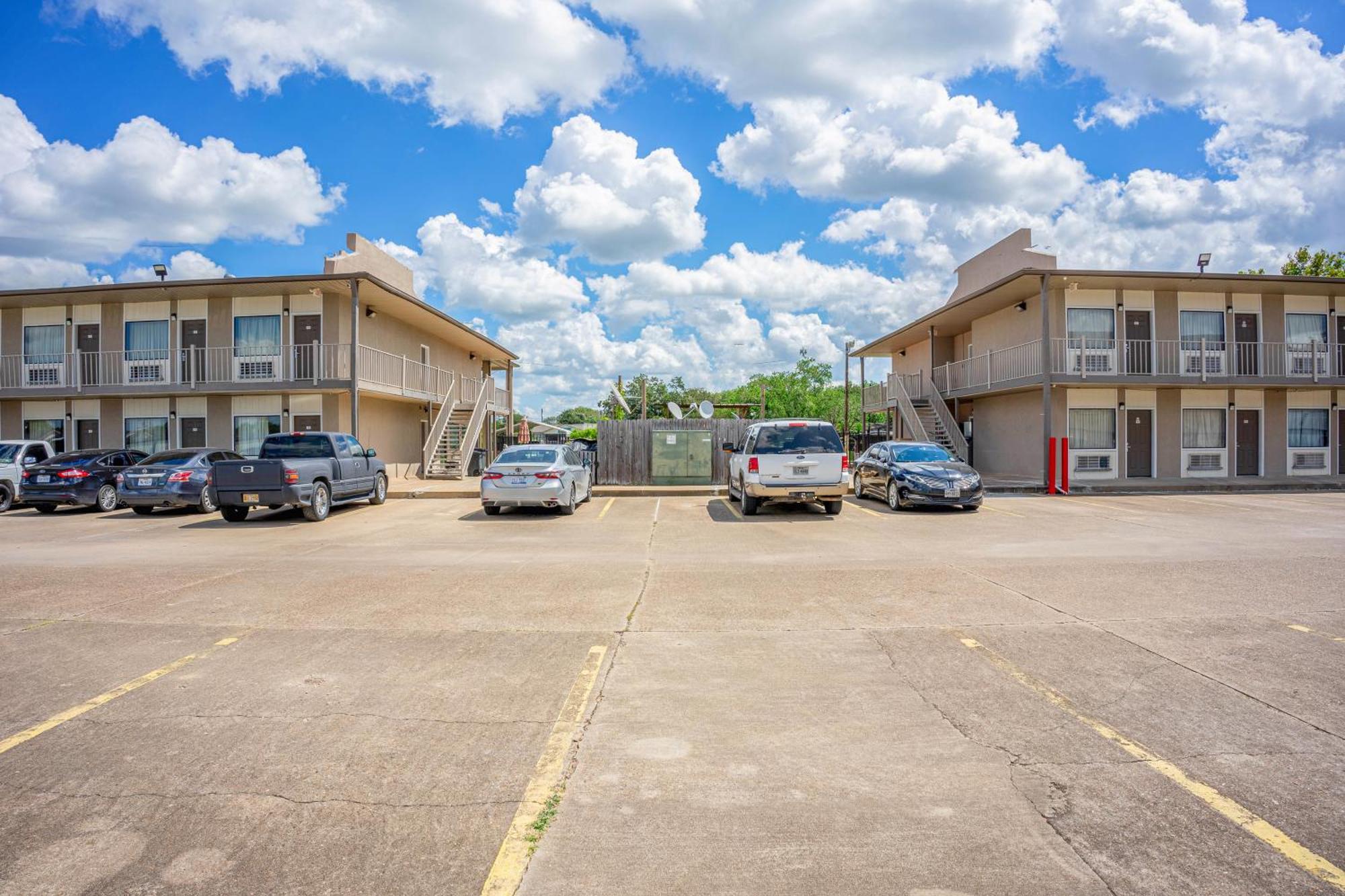 Regency Inn&Suites Bay City Exterior foto